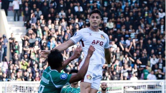 Aksi penyerang Persik Kediri, Ramiro Fergonzi saat menghadapi PSS Sleman di Liga 1, Senin (19/8/2024) sore WIB.
