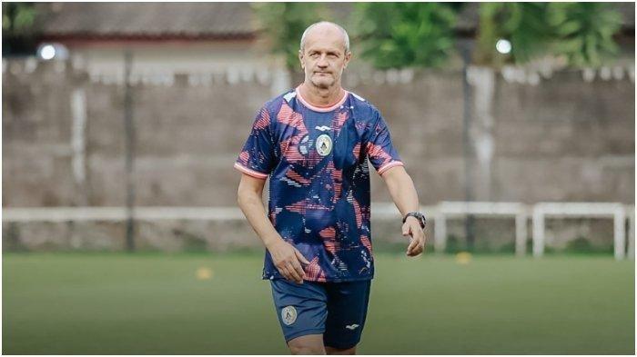 Pelatih PSS Sleman asal Bosnia, Risto Vidakovic dalam sesi latihan menjelang pertandingan Liga 1 2023/2024.