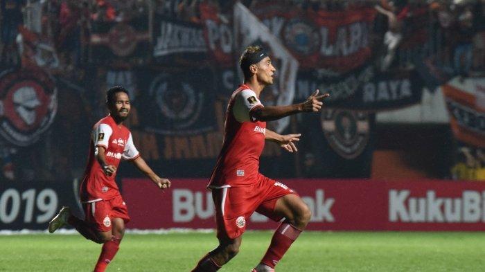 Bruno Matos tengah melakukan selebrasi setelah berhasil mencetak gol ke gawang PSS Sleman di Stadion Maguwoharjo, Sleman, Jumat (15/3/2019).