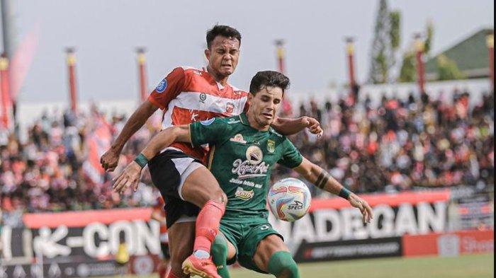 Gelandang serang Persebaya Surabaya, Bruno Moreira berusaha melindungi bola dari rebutan pemain Madura United di Stadion Gelora Bangkalan, Madura, Jawa Timur, Minggu (17/9/2023).