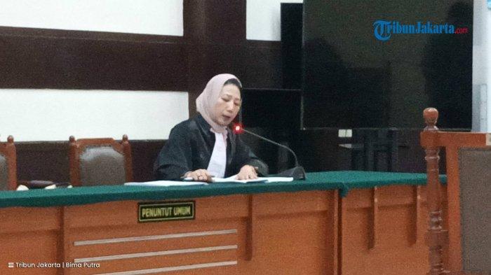 JPU Citra Sagita Sudadi saat membacakan surat tuntutan kepada terdakwa George Sugama Halim di Pengadilan Negeri Jakarta Timur, Selasa (22/4/2025).