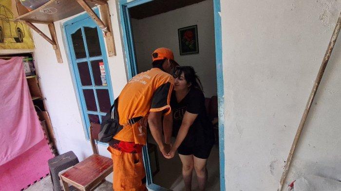 Bule asal Austria, Arzum Balli menyambut mesra kepulangan suaminya, petugas PPSU Pondok Labu Bambang Irawan di rumah, Cilandak, Jakarta Selatan, Selasa (24/5/2022).