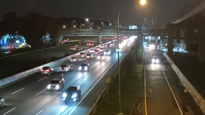 Penerapan Contraflow di Tol Jakarta-Cikampek wilayah Jakarta Timur.