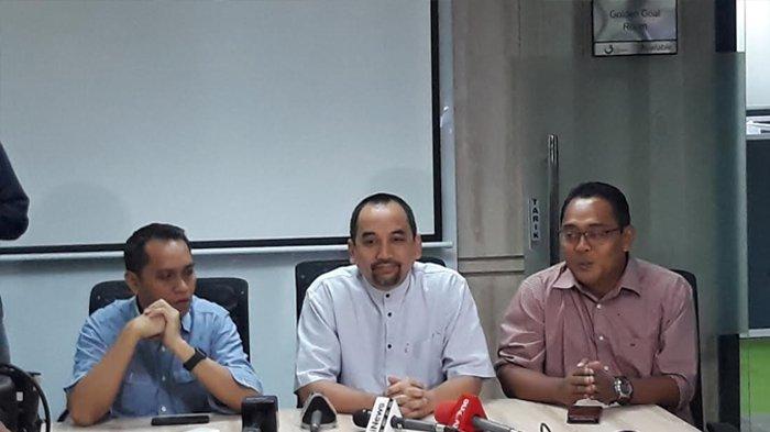 COO PT LIB Tigorshalom Boboy (kiri), CEO PT LIB Risha Adi Wijaya (tengah) saat memberikan keterangam di Kantor LIB, Jakarta Pusat, Jumat (4/1/2019).