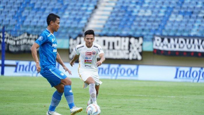 Aksi gelandang Persija Jakarta Syahrian Abimanyu berusaha menghalau gelandang Persib Bandung Dedi Kusnandar di Stadion Si Jalak Harupat, Bandung.