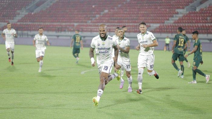 Selebrasi penyerang Persib Bandung Davi dd da Silva usai mencetak 2 gol ke gawang Persikabo 1973 di Liga 1.