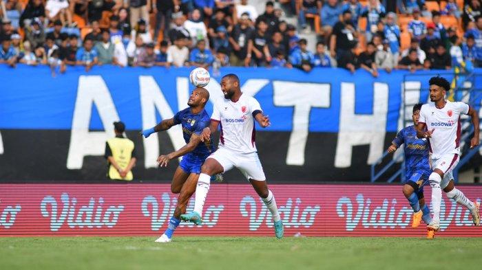 Duel sengit penyerang Persib Bandung David da Silva dengan bek PSM Makassar, Yuran fernandes di Piala Presiden 2024.