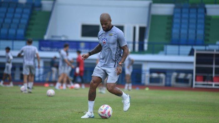 Striker asal Brasil David da Silva dalam sesi latihan tim di SPOrT Jabar Arcamanik, Kota Bandung