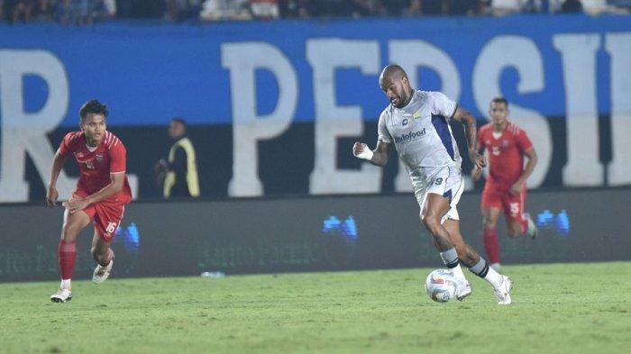 Striker PERSIB, David da Silva dibayangi pemain Borneo FC  