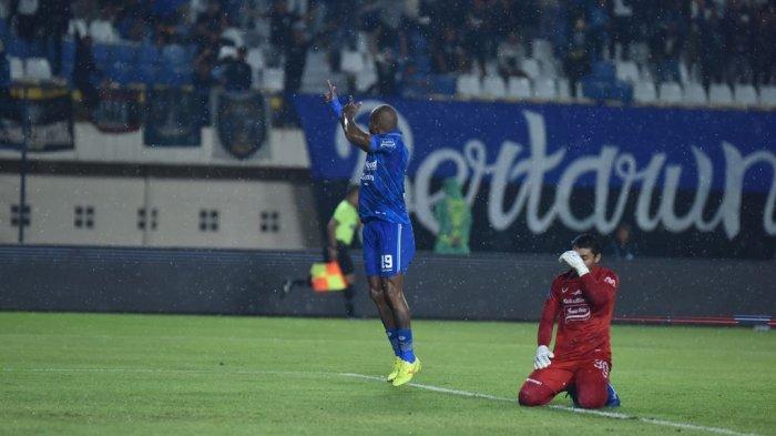 Selebrasi penyerang Persib Bandung, David da Silva usai menciptakan gol ke gawang PSIS Semarang di Liga 1.