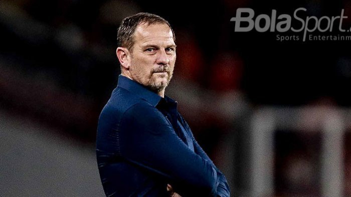 Pelatih Bek Borneo FC, Dejan Antonic, mengamati jalannya laga saat timnya melawan Persija Jakarta dalam laga pekan keempat Liga 1 2018 di Stadion Utama Gelora Bung Karno, Sabtu (14/4/2018).