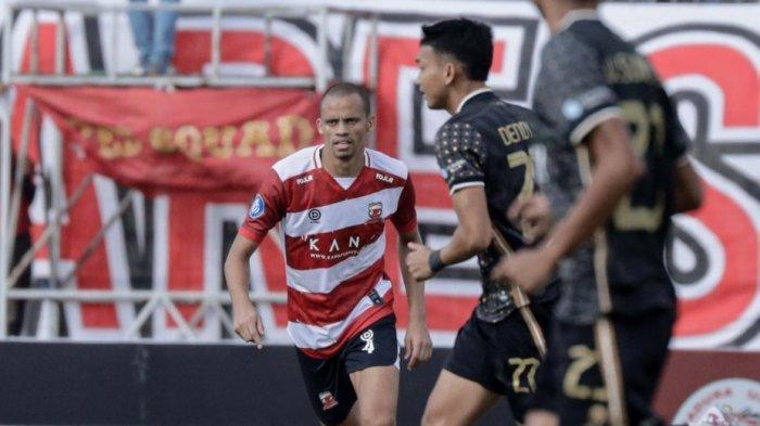 Duel bek Madura United Cleberson Martins de Souza dengan penyerang Bhayangkara FC Dendi Sulistyawan di Stadion Gelora Bangkalan, Madura, Jumat (25/8/2023).