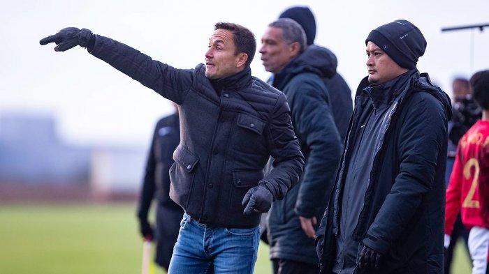 Direktur Teknik Garuda Select, Dennis Wise memberikan intruksi kepada pemain di sisi lapangan.