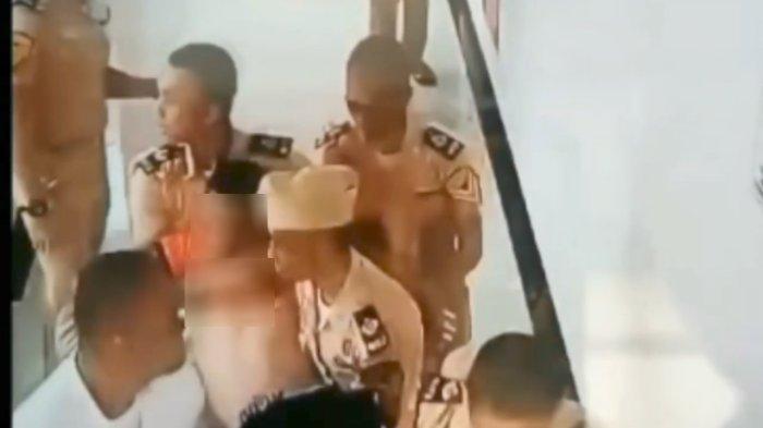 Terkuak detik-detik saat lima taruna STIP Jakarta membopong tubuh lemas Putu Satria Ananta Rustika (19) keluar dari tempat pemukulan di dalam toilet lantai 2 sekolah pelayaran tersebut.