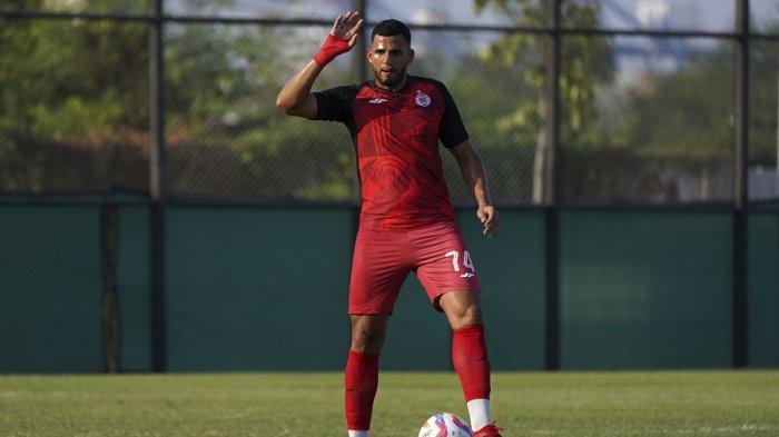 Bek asing Persija Jakarta, Pedro Dias mendapatkan kesempatan bermain di tim utama.