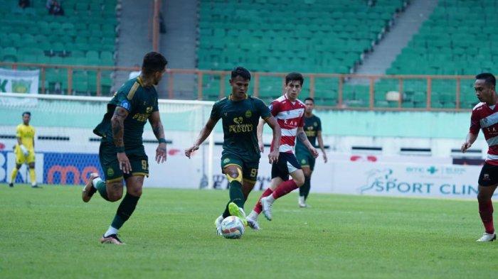 Aksi penyerang Persikabo 1973 Dimas Drajad dibayangi pemain Madura United di Stadion Wibawa Mukti, Bekasi. Tuan rumah Persikabo 1973 menderita kekalahan 0-3 dari Madura United pada hasil Liga 1 2023 pekan kesembilan, Sabtu (19/8) sore WIB.