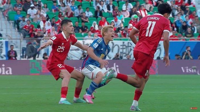 Aksi bek Timnas Indonesia, Justin Hubner menghalau penyerang Jepang, Ritsu Doan di Piala Asia.