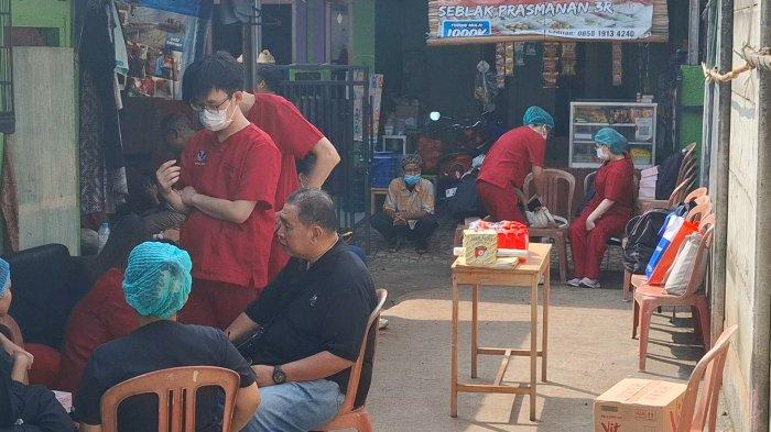 Tim Dokter dan Reserse Mabes Polri melakukan ekshumasi makam Soleh Darmawan, pemuda Bekasi korban tewas di Kamboja, Jumat (9/5/2015).