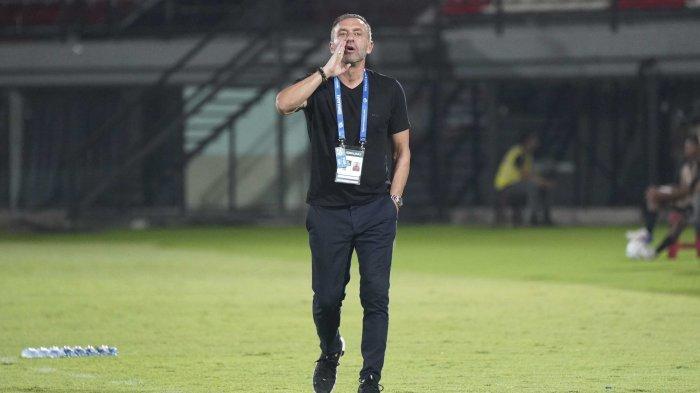 Pelatih Persija Jakarta, Thomas Doll memberikan instruksi di sisi lapangan.