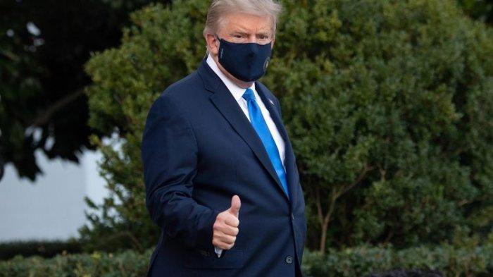 Presiden Amerika Serikat Donald Trump mengacungkan jempol ketika berjalan menuju ke Marine One untuk berangkat ke Rumah Sakit Militer Walter Reed setelah mengumumkan dia positif Covid-19 pada 2 Oktober 2020. Trump menyatakan dia akan menghabiskan beberapa hari ke depan untuk menjalani perawatan sembari tetap bekerja.