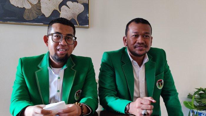 Dua anggota DPRD DKI Jakarta dari Fraksi Partai Amanat Nasional (PAN), Guruh Tirta Lunggana (kiri) dan Riano P Ahmad (kanan), menyatakan pindah ke Partai Persatuan Pembangunan (PPP) DKI Jakarta, di Hotel Sofyan, Jakarta Pusat, Kamis (14/4/2022). 
