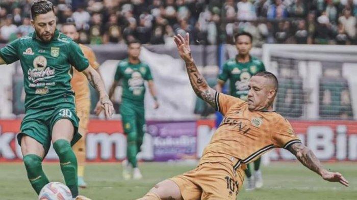 Winger Persebaya Surabaya, Robson Duarte dikawal ketat gelandang Bhayangkara FC, Radja Nainggolan di Liga 1 pekan 24.