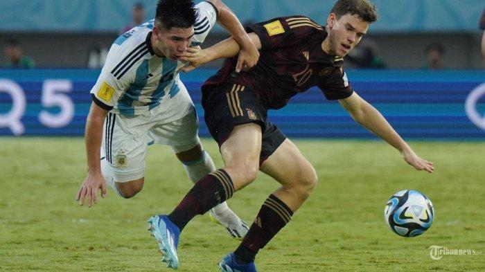Pesepak bola Argentina, Juan Manuel Villalba (kiri) membayangi pesepak bola Jerman, Robert Ramsak dalam pertandingan Argentina vs Jerman semifinal Piala Dunia U17 di Stadion Manahan, Solo, Selasa (28/11/2023). Jerman berhasil melenggang ke final setelah mengahkan Argentina lewat adu penalti 3(2)-3(4).