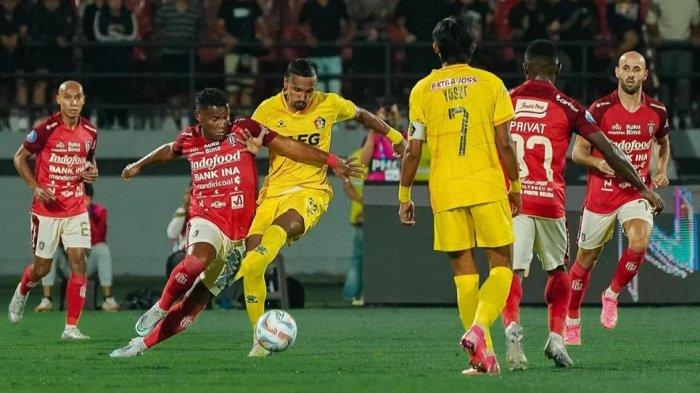 Gelandang Persik Kediri, Rohit Chand berusaha mengambil bola dari penyerang asing Bali United Eber Bessa di Stadion I Wayan Dipta, Gianyar, Bali, Senin (7/8/2023).