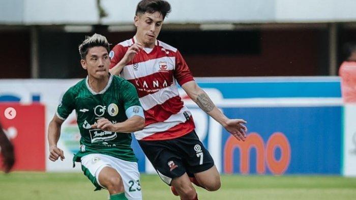 Duel pemain PSS Sleman Kim Kurniawan dijaga ketat penyerang asing Madura United Francisco Israel Rivera di Stadion Maguwoharjo, Sleman, Minggu (24/9/2023).