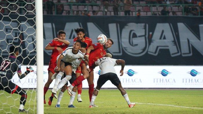Pemain RANS Nusantara FC dan Persija Jakarta berduel bola atas di Stadion Patriot Candrabhaga, Bekasi, Minggu (22/10/2023).