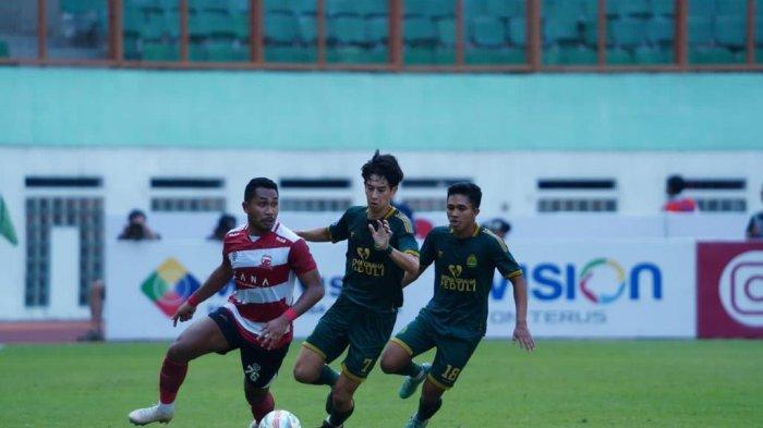 Pemain Madura United Dodi Alexvan Dijn dibayangi pemain Persikabo 1973 Kaishu Yamazaki dan Muhammad Kemaluddin di Stadion Wibawa Mukti. Tuan rumah Persikabo 1973 menderita kekalahan 0-3 dari Madura United pada hasil Liga 1 2023 pekan kesembilan, Sabtu (19/8) sore WIB.
