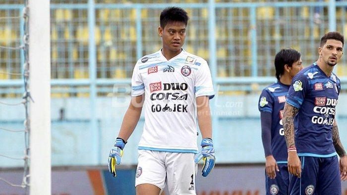 Ekspresi kiper Arema FC, Kurnia Meiga, saat melawan Persiba Balikpapan dalam laga pekan ke-20 Liga 1 di Stadion Kanjuruhan Kabupaten Malang, Jawa Timur, Jumat (18/08/2017) sore.
