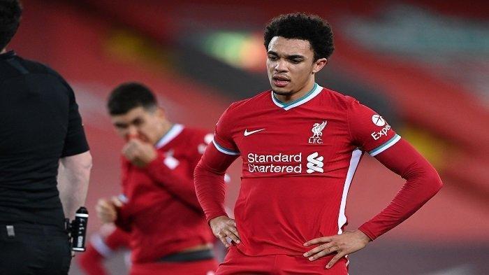 Bek Inggris Liverpool Trent Alexander-Arnold menyaksikan pertandingan sepak bola Liga Utama Inggris antara Liverpool dan Everton di Anfield di Liverpool, Inggris barat laut pada 20 Februari 2021.