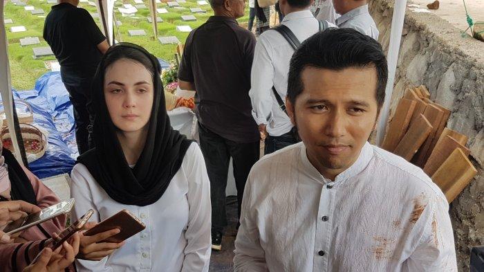 Emil Dardak (kanan) dan istrinya Arumi Bachsin (kiri) dijumpai awak media usai pemakaman Eril Dardak di TPU Tanah Kusir, Kamis (13/12/2018).