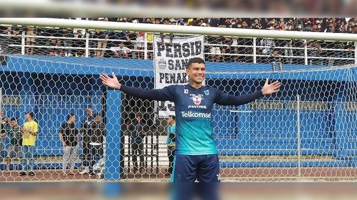 Ciro Alves senang dengan sambutan bobotoh saat sesi latihan pertamanya bersama Persib Bandung di Stadion Sidolig, Kota Bandung, Kamis (24/5/2022).