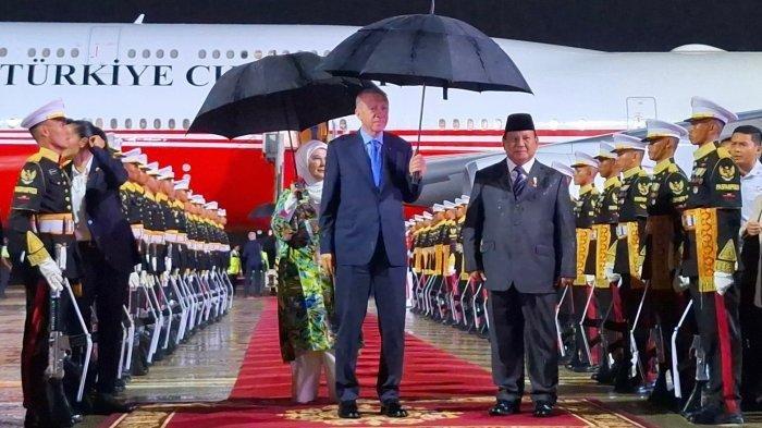 ERDOGAN DAN PRABOWO - Presiden Turkiye Recep Tayyip Erdogan melakukan kunjungan kenegaraan ke Indonesia 11-12 Februari  2025. Presiden Erdogan tiba di Indonesia pada, Rabu, (11/2/2025). Ketibaan Presiden Erdogan bersama Ibu Emine Erdogan disambut langsung oleh Presiden Prabowo Subianto di Pangkalan Udara Halim Perdanakusuma, Jakarta sekitar pukul 18.36 WIB.