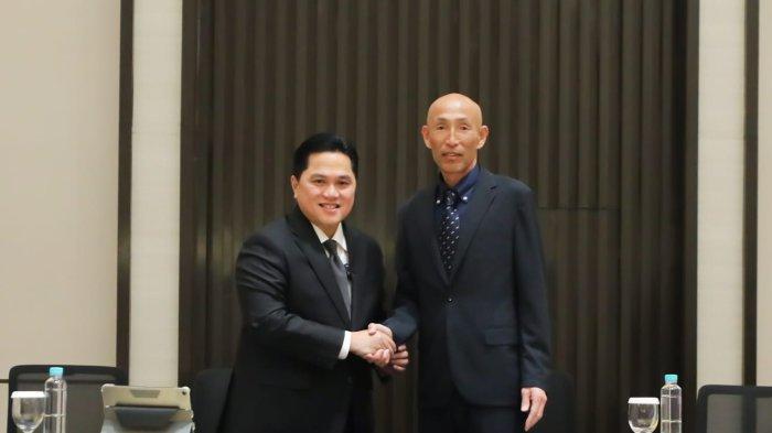 Suasana perkenalan Mochizuki Satoru sebagai pelatih baru Timnas wanita Indonesia oleh Ketua Umum PSSI Erick Thohir.