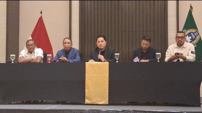 Ketua Umum PSSI, Erick Thohir saat menyampaikan pemutusan kerja sama dengan Shin Tae-yong pada konferensi pers di Menara Danareksa, Jakarta, Senin (6/1/2025).