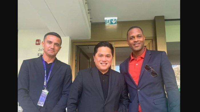 Foto ketua umum PSSI, Erick Thohir bersama mantan pemain Barcelona Patrick Kluivert.