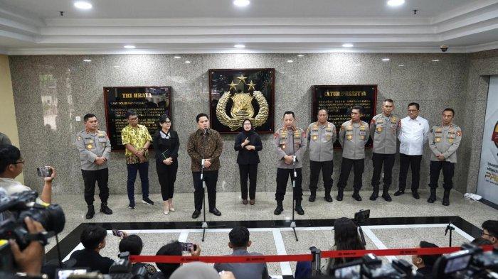 Ketua Umum PSSI bersama Kapolri Jenderal Listyo Sigit Prabowo di Gedung Mabes Polri, Jakarta, Selasa (19/9/2023).