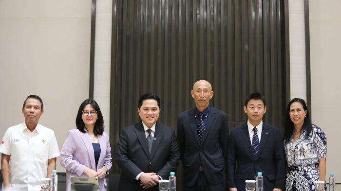 Suasana perkenalan Mochizuki Satoru sebagai pelatih baru Timnas wanita Indonesia oleh Ketua Umum PSSI Erick Thohir.