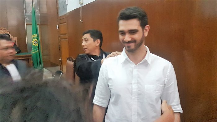 Terdakwa Fachri Albar tersenyum usai menjalani persidangan vonis kasus narkotika yang menjerat dirinya di PN Jaksel, Pasar Minggu, Jakarta Selatan, Selasa (10/7/2018).