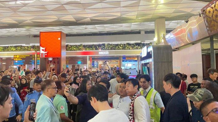 Para pendukung Timnas Indonesia, berswafoto dengan mantan Pelatih Timnas Indonesia, Shin Tae-yong, di Bandara Soekarno-Hatta, Tangerang, Banten, Minggu (26/1/2025).