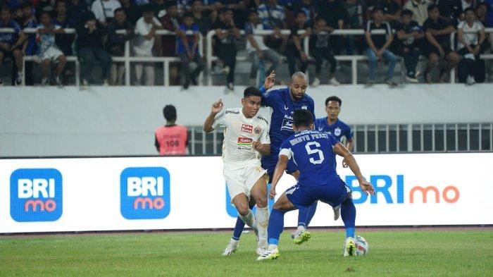 Bek Persija Jakarta Muhammad Ferarri dikawal ketat pemain PSIS Semarang di Stadion Jatidiri, Semarang, Minggu (29/10/2023).