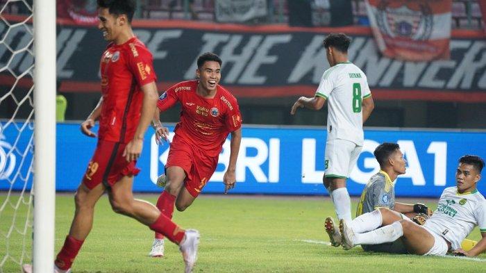 Bek Persija Jakarta Muhammad Ferarri melakukan selebrasi usai mencetak gol ke gawang Persikabo 1973 di Stadion Patriot Candrabhaga, Bekasi, Kamis (9/11/2023).