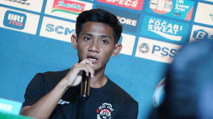 Bek sayap Persija Jakarta, Firza Andika memberikan keterangan di Liga 1, dalam sesi jumpa pers, Rabu (21/2/2024).
