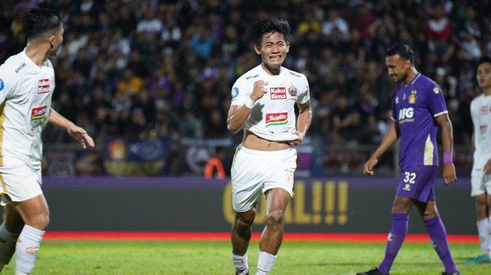 Bek Persija Jakarta Firza Andika selebrasi menangis usai mencetak gol ke gawang Persik Kediri di Stadion Brawijaya, Kediri, Minggu (17/9/2023).