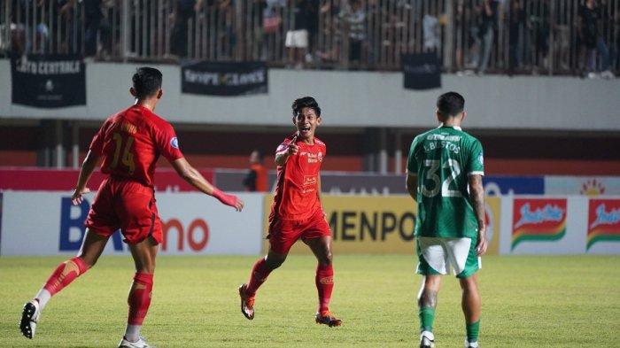 Bek kiri Persija Jakarta, Firza Andika mencetak gol ke gawang PSS Sleman di Stadion Maguwoharjo, Sleman, Jumat (4/8/2023) malam. Dalam laga itu, Macan Kemayoran menang 3-1 atas Super Elang Jawa.