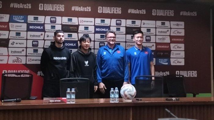 Perwakilan Vietnam, Philippe Troussier dan Nguyen Hoang Duc berfoto bersama dengan pelatih Timnas Indonesia, Shin Tae-yong dan Sandy Walsh.