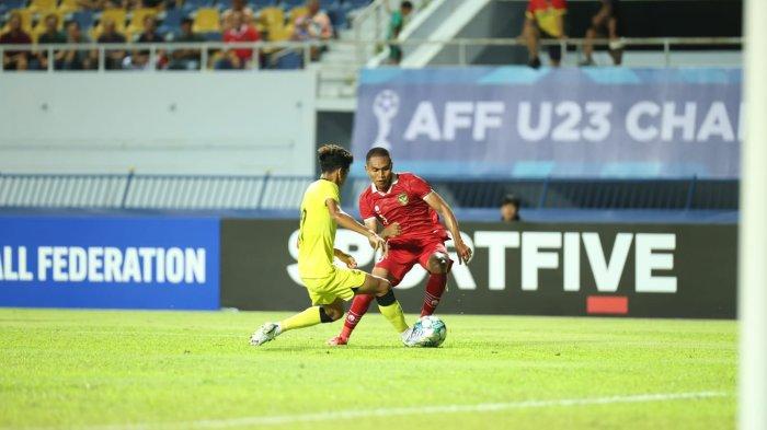 Bek sayap Timnas Indonesia U-23 Frengky Missa saat diturunkan bermain melawan Malaysia di Piala AFF U-23 2023. Timnas Indonesia harus mengakui kemenangan Malaysia dengan skor 2-1 dalam laga pembuka grup B Piala AFF U23 2023, Jumat (18/8/2023) malam WIB.